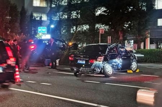 　東京・霞が関の外務省前で起きた衝突事故で壊れた車両＝８日午後５時５０分ごろ
