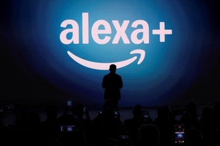 　スクリーンに表示された米アマゾン・コムの「アレクサ・プラス」のロゴ＝２０２５年２月、ニューヨーク（ロイター＝共同）