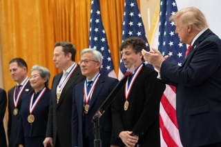 　トランプ米大統領（右端）から国家科学賞を授与されたイーロン・マスク氏（右から４人目）ら＝８日、米ワシントン（ＡＰ＝共同）