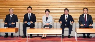 　閣議に臨む高市首相（中央）ら＝９日午前、首相官邸