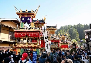 　「秋の高山祭」が始まり、参道に並んだ豪華絢爛な屋台＝９日午前、岐阜県高山市