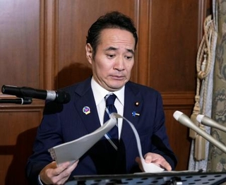 　閣議後記者会見に臨む簗農相＝９日午前、国会