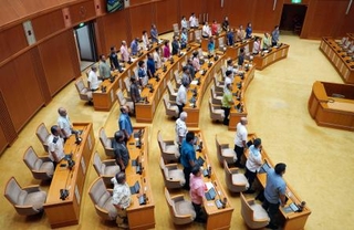 　米政府や米軍への抗議決議と日本政府への意見書を賛成多数で可決した沖縄県議会＝９日午前