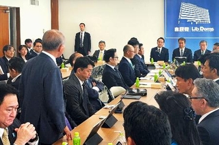 　自民党部会で、鈴木宗男参院議員（左手前から２人目）から叱責を受ける簗農相（奥右から３人目）＝９日午前、東京・永田町の党本部