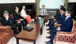 　会談に臨む野党６党の参院国対委員長ら＝９日午後、国会
