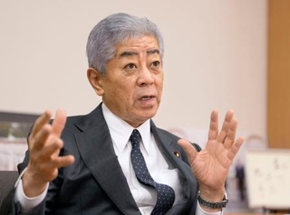 　インタビューに答える岩屋毅前外相