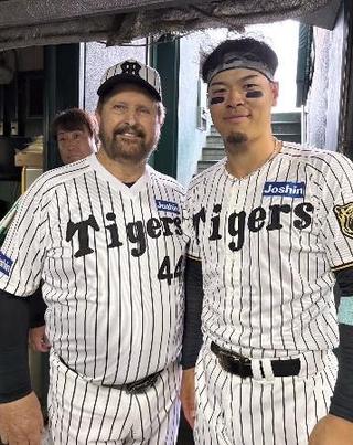 　２０２５年７月、阪神・佐藤（右）と記念写真に納まるランディ・バースさん＝甲子園（本人提供）
