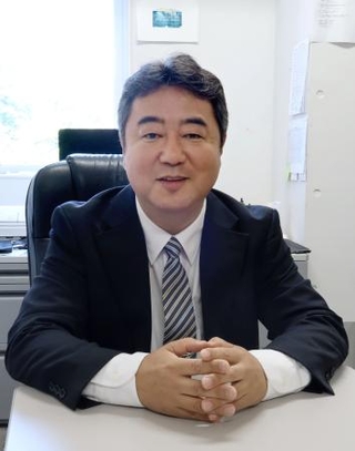　ノーベル化学賞に決まったそ合憲三・東京理科大名誉教授との思い出を語る川崎常臣教授＝９日午前、東京都新宿区