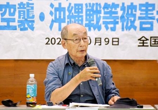　空襲連の総会で議論する吉田裕共同代表＝９日午後、東京都墨田区
