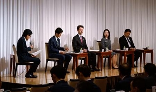 　「未来を選択する会議」の発足から１周年記念のシンポジウム＝９日午後、千葉県浦安市