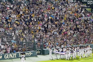 　優勝セレモニーで場内一周する阪神の選手らと声援を送るファン＝６日、甲子園球場