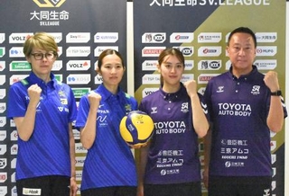 　バンコクでのＳＶリーグ女子開幕戦を前に記者会見でポーズをとる（左から）ＳＡＧＡ久光の中田久美監督、栄絵里香主将、Ａ愛知の佐藤彩乃主将、酒井新悟監督＝９日、バンコク（共同）