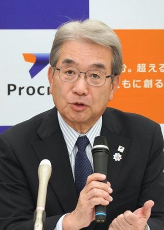 　記者会見する青森みちのく銀行の石川啓太郎頭取＝９日午後、青森市
