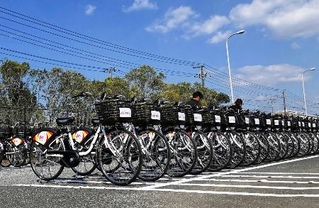 　ＪＲ内房線の長浦駅に並ぶ自転車＝９日、千葉県袖ケ浦市（シナネンモビリティＰＬＵＳ提供）