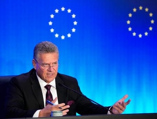 　記者会見で質問に答える、ＥＵの通商担当閣僚に当たるシェフチョビッチ欧州委員＝９日、北京（共同）