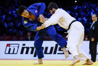 　男子１００キロ級決勝　イリア・スラマニゼ（右）を攻める新井道大。敗れて銀メダルに終わった＝バクー（共同）