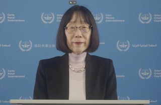　ビデオ声明で発言する国際刑事裁判所（ＩＣＣ）の赤根智子所長＝９日（ＩＣＣ提供＝共同）