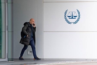　オランダ西部ハーグの国際刑事裁判所（ＩＣＣ）を出る関係者＝９日（共同）