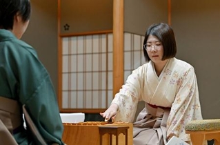 　将棋の第６期白玲戦７番勝負の第５局で福間香奈女流四冠（左）と対局する西山朋佳白玲＝１０日午前、金沢市