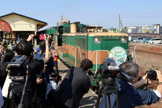 　釧路駅で出発を待つ、ＪＲ北海道の観光列車「くしろ湿原ノロッコ号」＝１０日午前