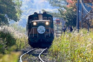 　ラストランを迎え、ＪＲ釧網線の細岡駅を出発する観光列車「くしろ湿原ノロッコ号」＝１０日午前、北海道釧路町