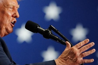 　米ニューヨーク州での集会で演説するトランプ大統領＝９日、シラキュース（ＡＰ＝共同）