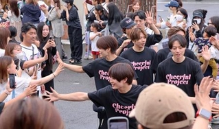　熊本県氷川町の避難所がある中学校を訪れ、住民らと交流する男性アイドルグループのメンバー＝１０日午後