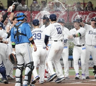 　１０回、サヨナラ本塁打を放ち、西武ナインに祝福されるカナリオ（中央奥）＝ベルーナドーム