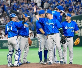 　ＣＳファーストステージ初戦で巨人に勝利し、タッチを交わす牧（右から３人目）らＤｅＮＡナイン＝東京ドーム