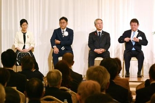 　自民党栃木県連が宇都宮市で開いた政治資金パーティーに登壇した（右から）会長の茂木外相、幹事長の日向野義幸県議ら。簗農相は欠席した＝１０日午前、宇都宮市