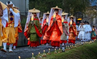 　「八咫の火祭り」で竹灯籠を手に練り歩く平安装束の女性ら＝１０日夕、和歌山県田辺市