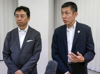 　会合を終え、記者団の取材に応じる大阪維新の会の杉江友介幹事長（右）ら＝１０日午後、大阪市