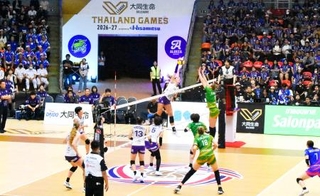 　バンコクでの開幕戦でプレーするＳＡＧＡ久光スプリングス（右）とアリーザ愛知の選手たち＝１０日（共同）