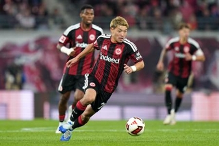 　ライプチヒ戦でドリブルするアイントラハト・フランクフルトの堂安律＝１０日、独ライプチヒ（ゲッティ＝共同）