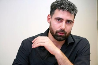 　イスラム組織ハマスに拘束されていた状況を話す元人質のガイ・ギルボア・ダラルさん＝８日、東京都内