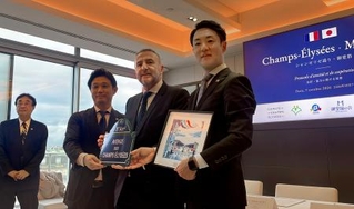 　パリ市内で行われた調印式に出席し、写真に納まる大阪市の横山英幸市長（右）ら＝７日（大阪市提供）