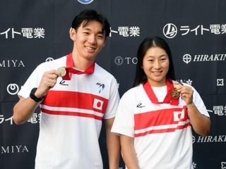 　ＢＭＸフリースタイル・パークのエリートクラスで優勝した男子の中村輪夢（左）と女子の小沢美晴＝岡山市杜の街グレース特設会場