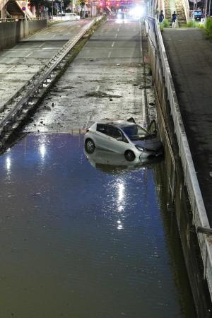 　冠水した千葉市中央区のアンダーパス。立ち往生した車が水に漬かっていた＝８月