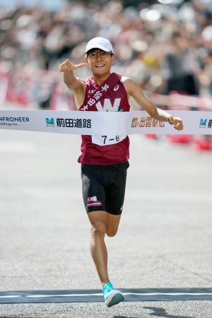 　出雲全日本大学選抜駅伝でゴールする早大アンカーの工藤慎作。１６年ぶり３度目の優勝を果たした＝出雲ドーム前