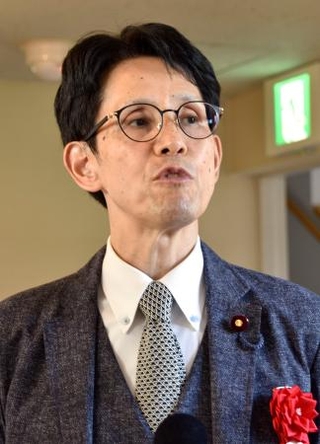 　記者団の取材に応じる民主改革の会の階幹事長＝１２日午後、盛岡市