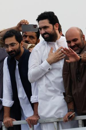 　パキスタンのカイバル・パクトゥンクワ州で抗議デモをするアフリディ同州首相（右から２人目）＝８日（ロイター＝共同）