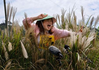 　「由布院牛喰い絶叫大会」で叫ぶ参加者＝１２日午後、大分県由布市