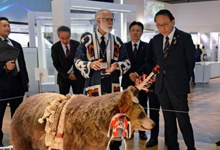 　アイヌ文化施設「民族共生象徴空間（ウポポイ）」を視察する葉梨アイヌ施策相（右端）＝１２日午後、北海道白老町