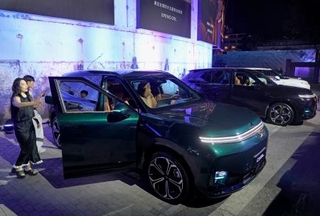　新車発表会で披露された中国メーカーの車＝９月、北京（共同）