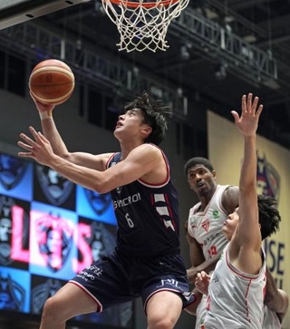 　千葉Ｊ戦でシュートを決める横浜ＢＣの新井＝横浜ＢＵＮＴＡＩ