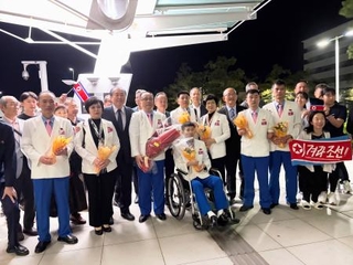 　１２日夜、中部国際空港に到着した愛知・名古屋アジアパラ大会に参加する北朝鮮選手団