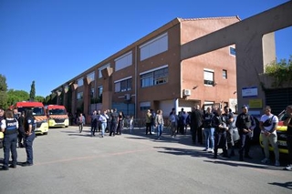 　発砲現場にとなったマルセイユ郊外の中学校に待機する警察官ら＝１２日、オーバーニュ（ＡＰ＝共同）