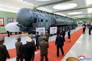　北朝鮮の国防革命博物館に展示されたミサイル。金正恩朝鮮労働党総書記が視察した＝１１日（朝鮮中央通信＝共同）