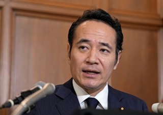 　閣議後に記者会見する簗農相＝１３日午前、国会