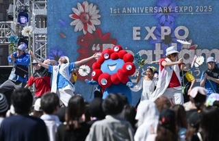 　ユニバーサル・スタジオ・ジャパンで開かれた記念イベントでパフォーマンスする「ミャクミャク」ら＝１３日午前、大阪市